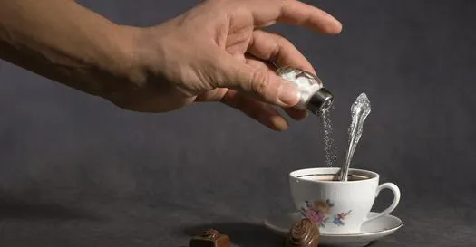 خبراء صحة يحذرون من انتشار ترند إضافة الملح إلى القهوة